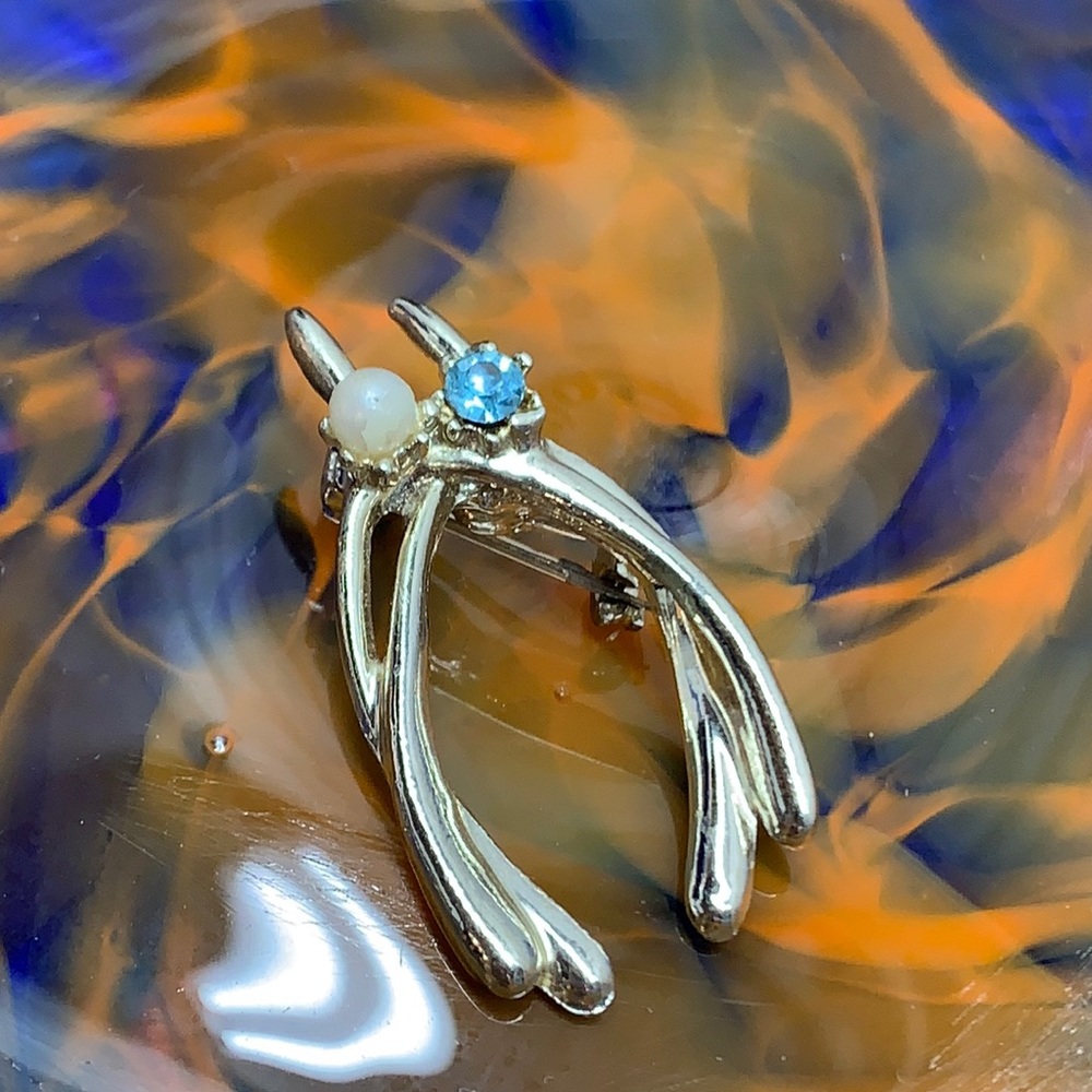 Vintage silver tone pearl and aqua wishbone brooch claps is very tight
